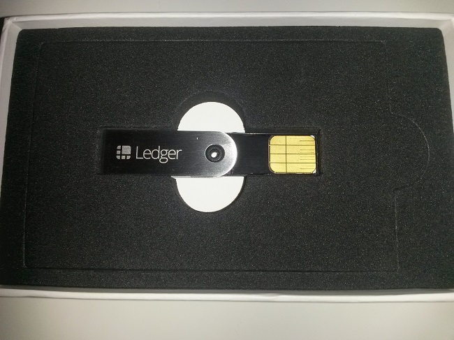 leger nano dans sa pochette en cuir