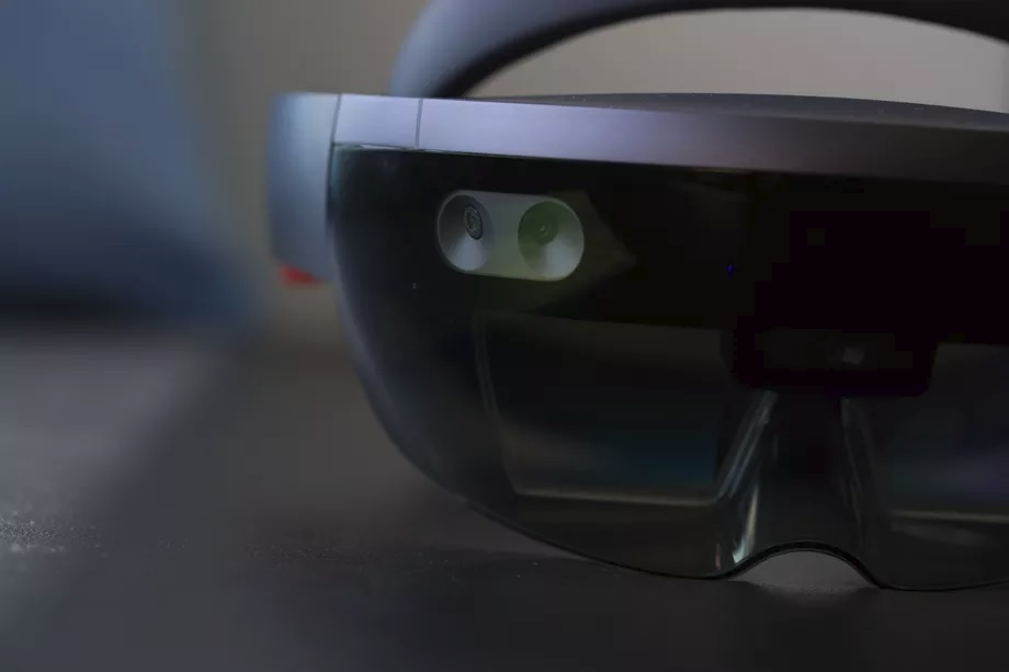 microsoft hololens 2